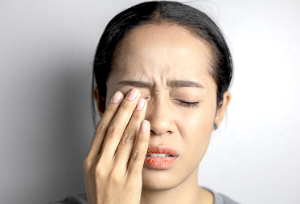 한쪽 눈 안쪽이 아플 때