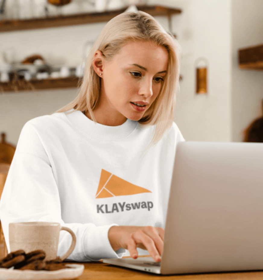 클레이스왑-티셔츠를-입은-여성