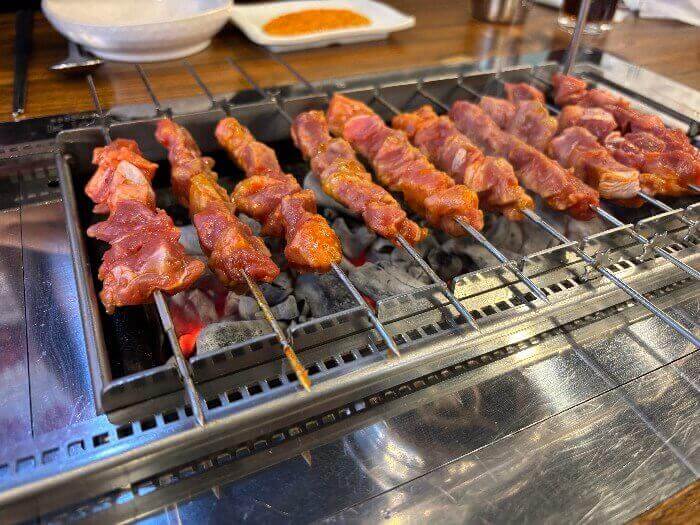 숯불 위에서 구워지고 있는 양꼬치