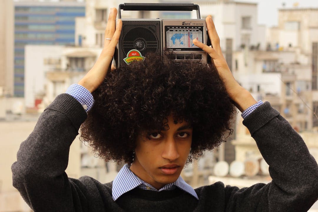 오디오를 머리에 이고다니는 남성 청년의 모습