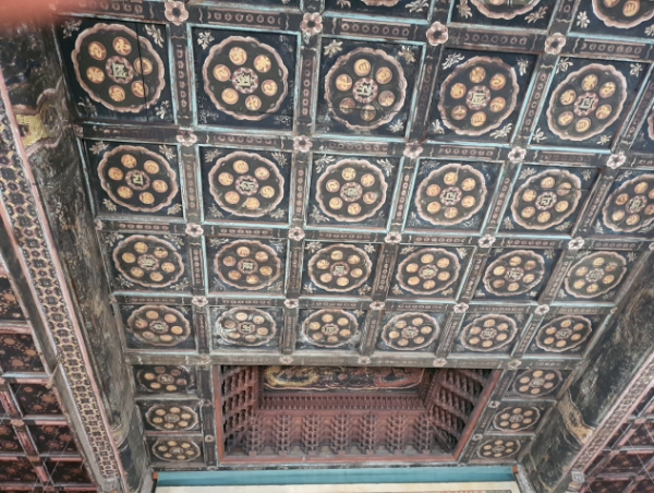 불단위 닫집과 내부단청