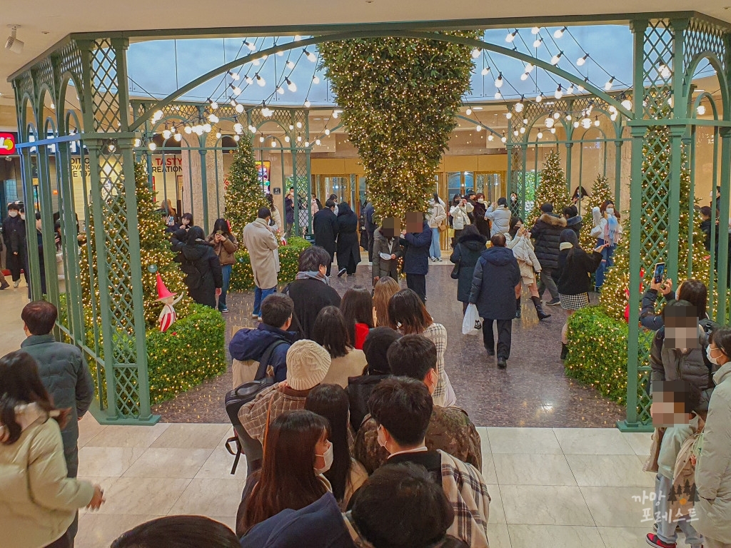 명동 롯데백화점 지하 1층 거꾸로 트리