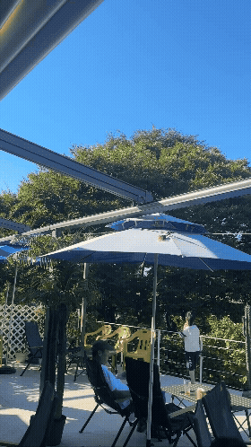 피맥플레이스 팔당점 테라스에서 본 북한강 풍경gif. 푸른 하늘과 나무&amp;#44; 햇살이 어우러져 가을 감성이 느껴진다.