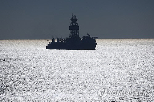 9일 부산 남외항에 동해심해 가스전 유망구조에 석유·가스가 묻혀 있는지를 확인할 시추선 '웨스트 카펠라'호가 입항해 있다. 한국석유공사에 따르면 웨스트 카펠라호는 보급기지인 부산신항으로부터 7∼8일간 시추에 필요한 자재들을 선적할 계획이다.