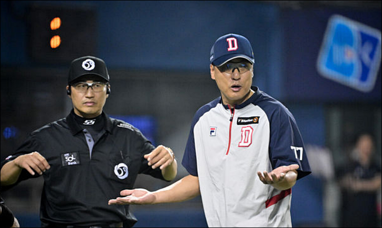 두산-이승엽-감독-삼성전에서-항의하는-모습