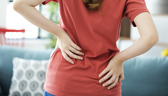 허리를-집고있는-여성