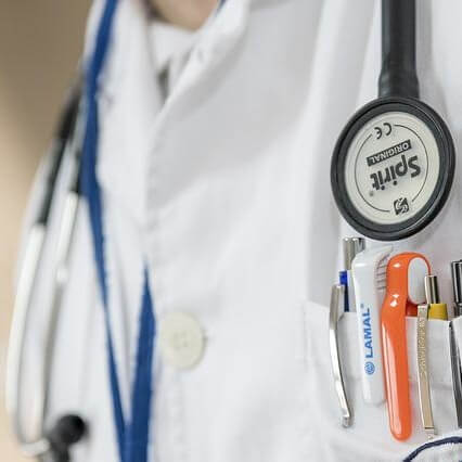 흰색 가운을 입은 의사