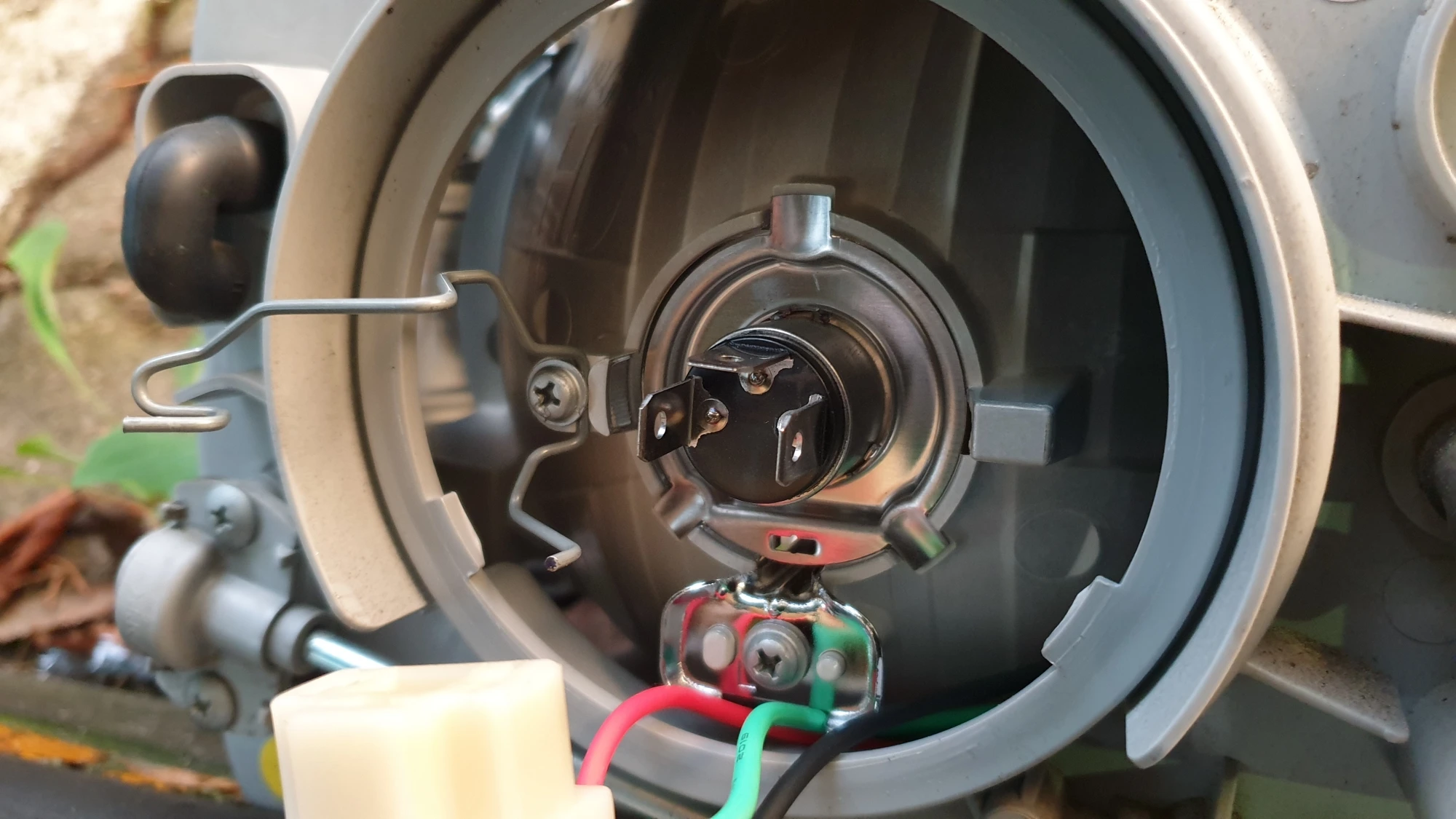 램프 고정 클립 열린 모습