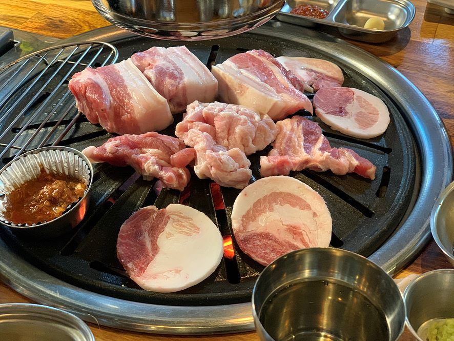 맛있게 구워가고 있는 제주돼지고기