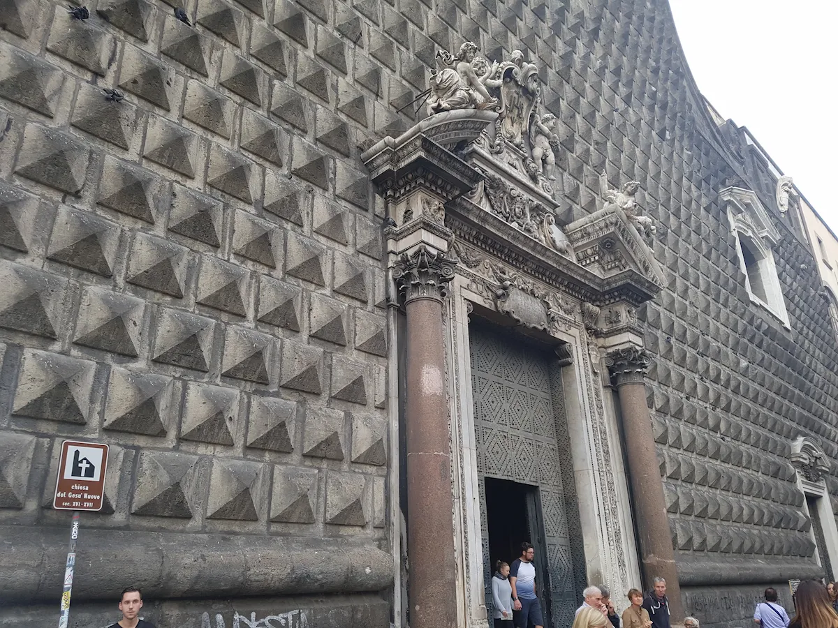 피라미드 모양의 독특한 돌출 패턴 외벽이 특징인 나폴리 제수 누오보(Gesù Nuovo) 광장 인근의 건축물