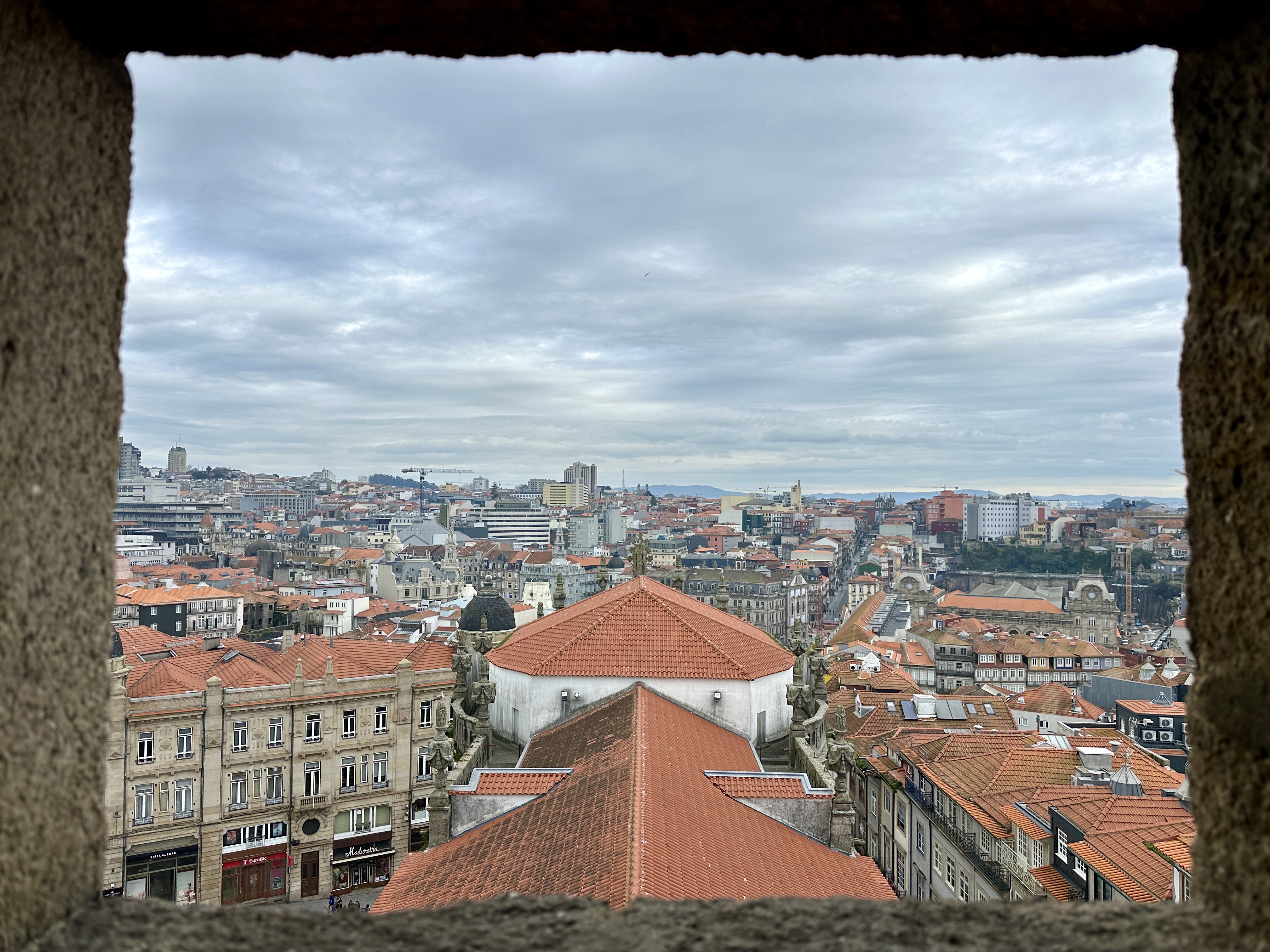 중간쯤 올라갔을 때 틈으로 보이는 포르투 전경