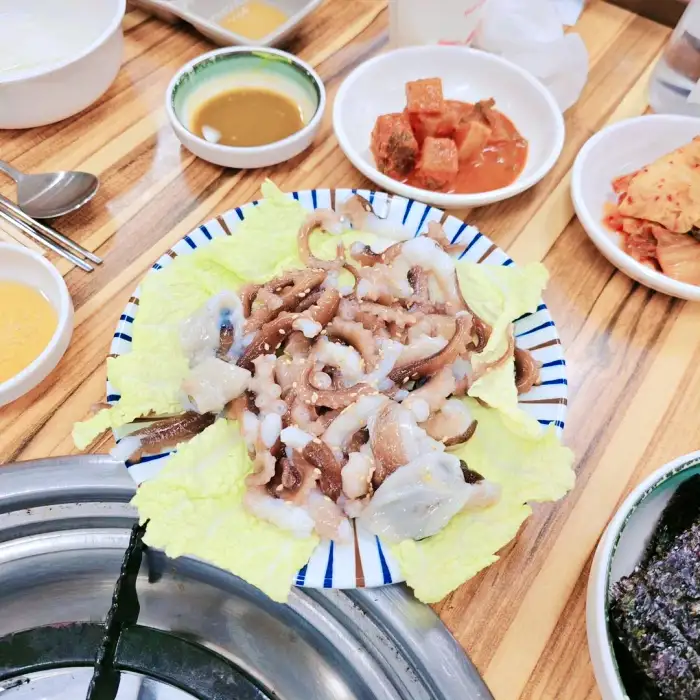 식객 허영만 백반기행 진도 초평항 솔비치 참기름 살짝 버무린 낙지 탕탕이 파 뿌리 숙회 맛집