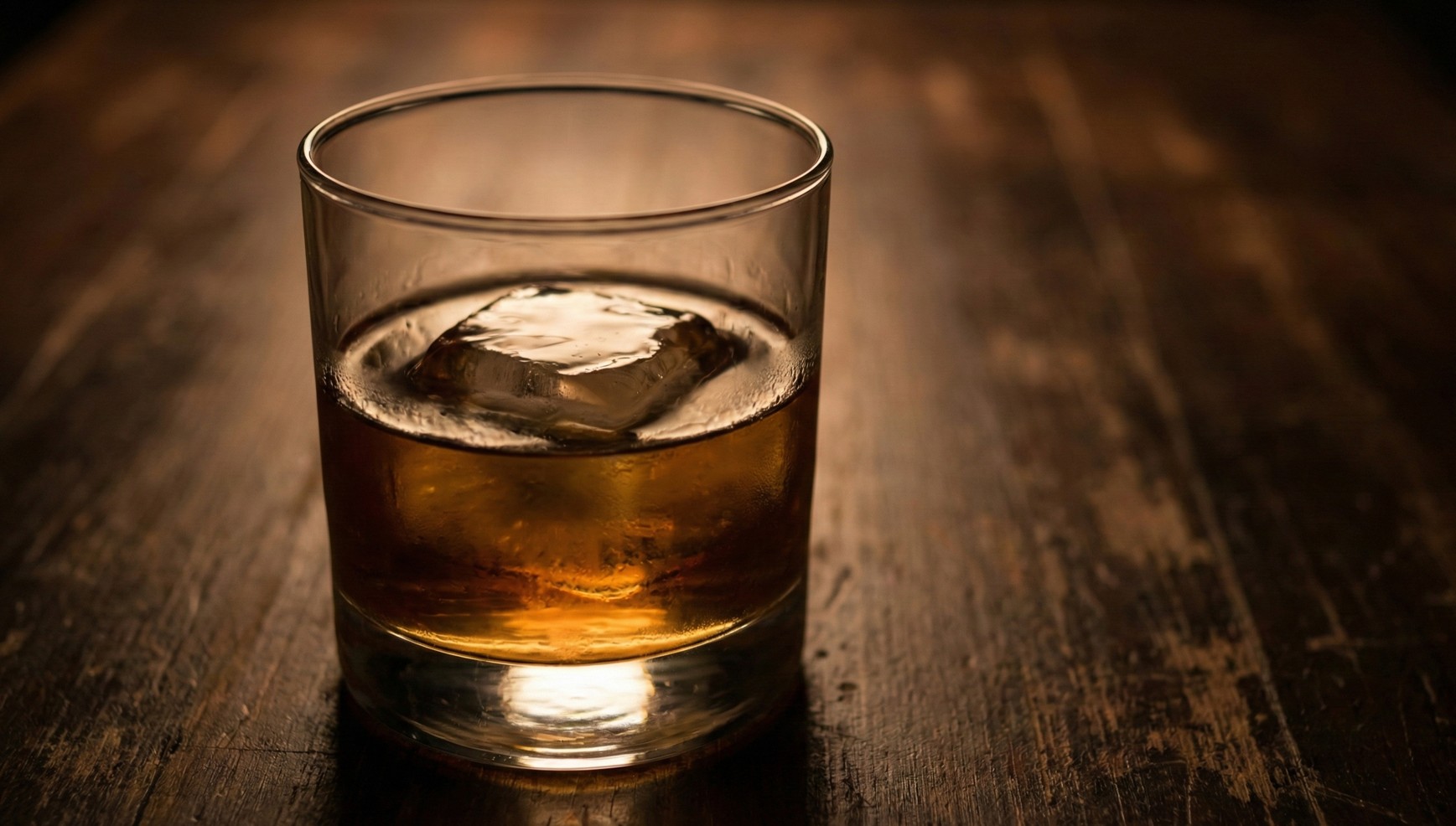 싱글몰트 위스키와 블렌디드 위스키가 테이블에 놓여 있는 모습