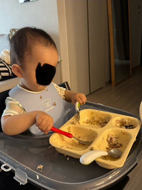 13개월 아기가 스스로 숟가락질하며 밥 먹는 모습