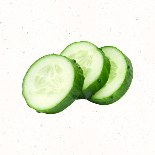 오이냉국을 숟가락으로 떠먹는 장면