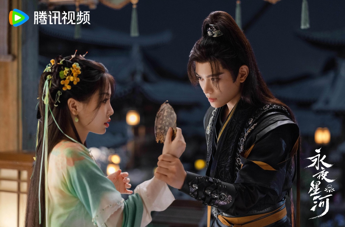 영야성하-우서흔과 정우혜-불탄 종이 든 모습