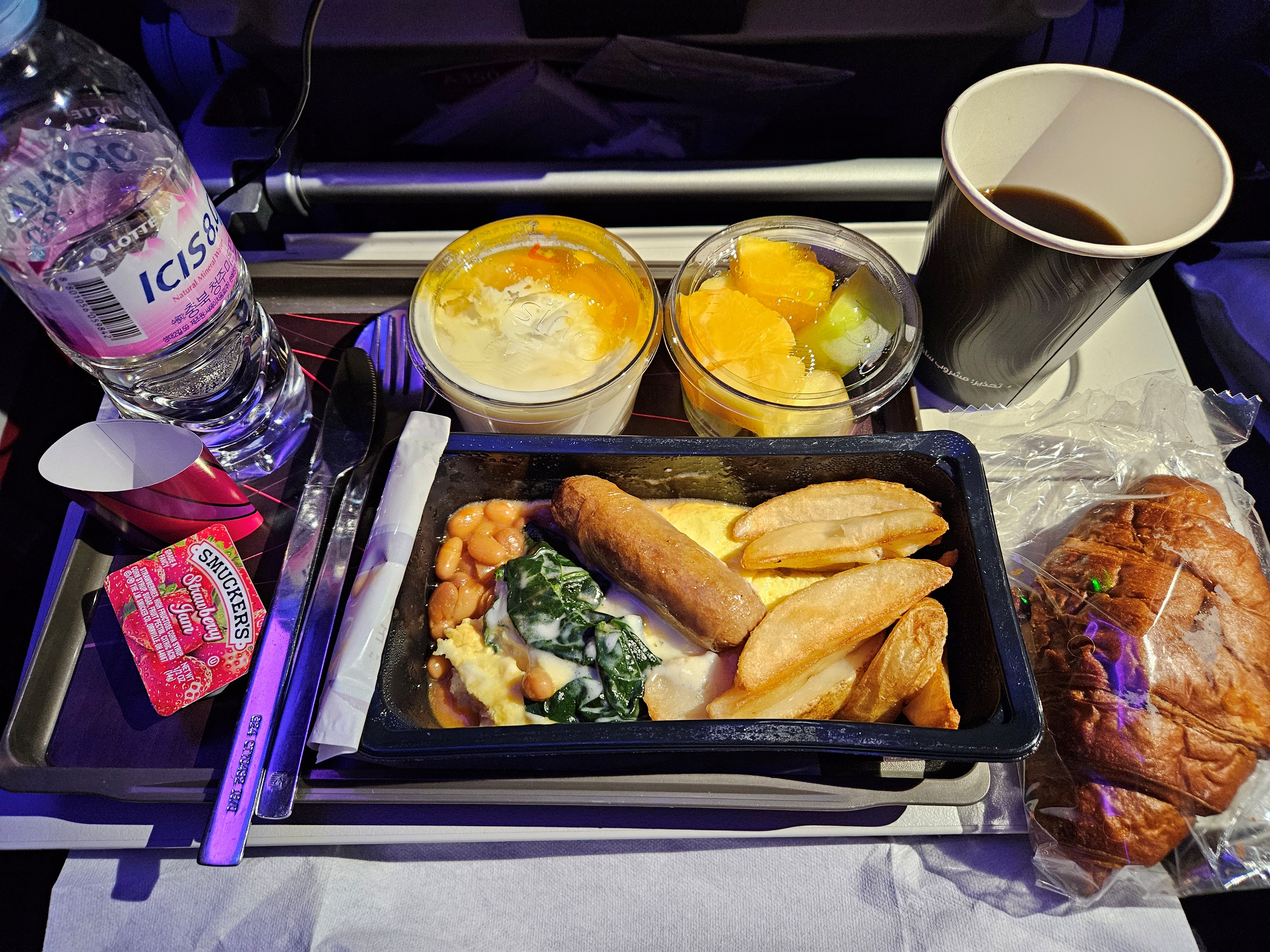 카타르항공-기내식-감자-소세지-오믈렛-과일-물-커피