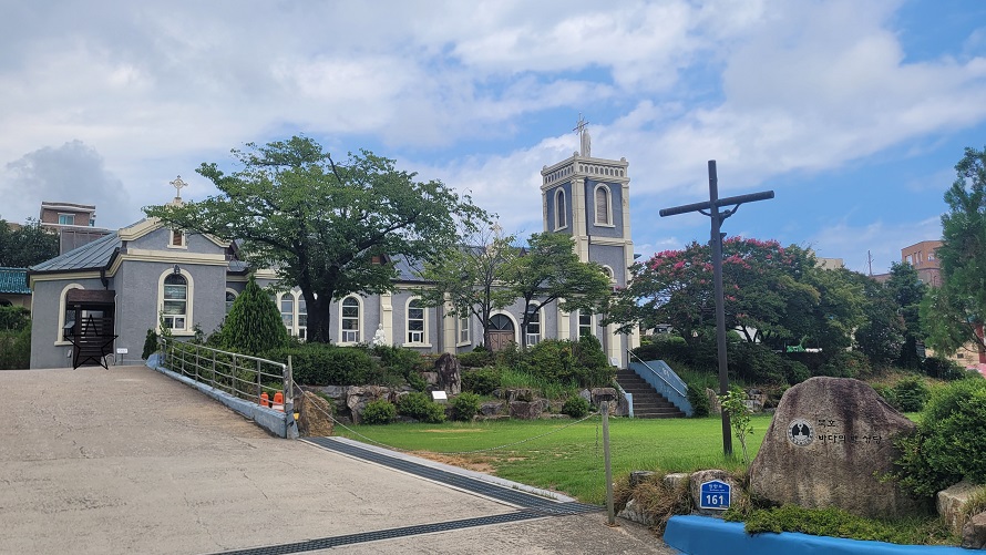동해 묵호성당. 잔디가 조성된 마당에는 십자가의 길, 라 파트리치오 신부 순교비가 있습니다.