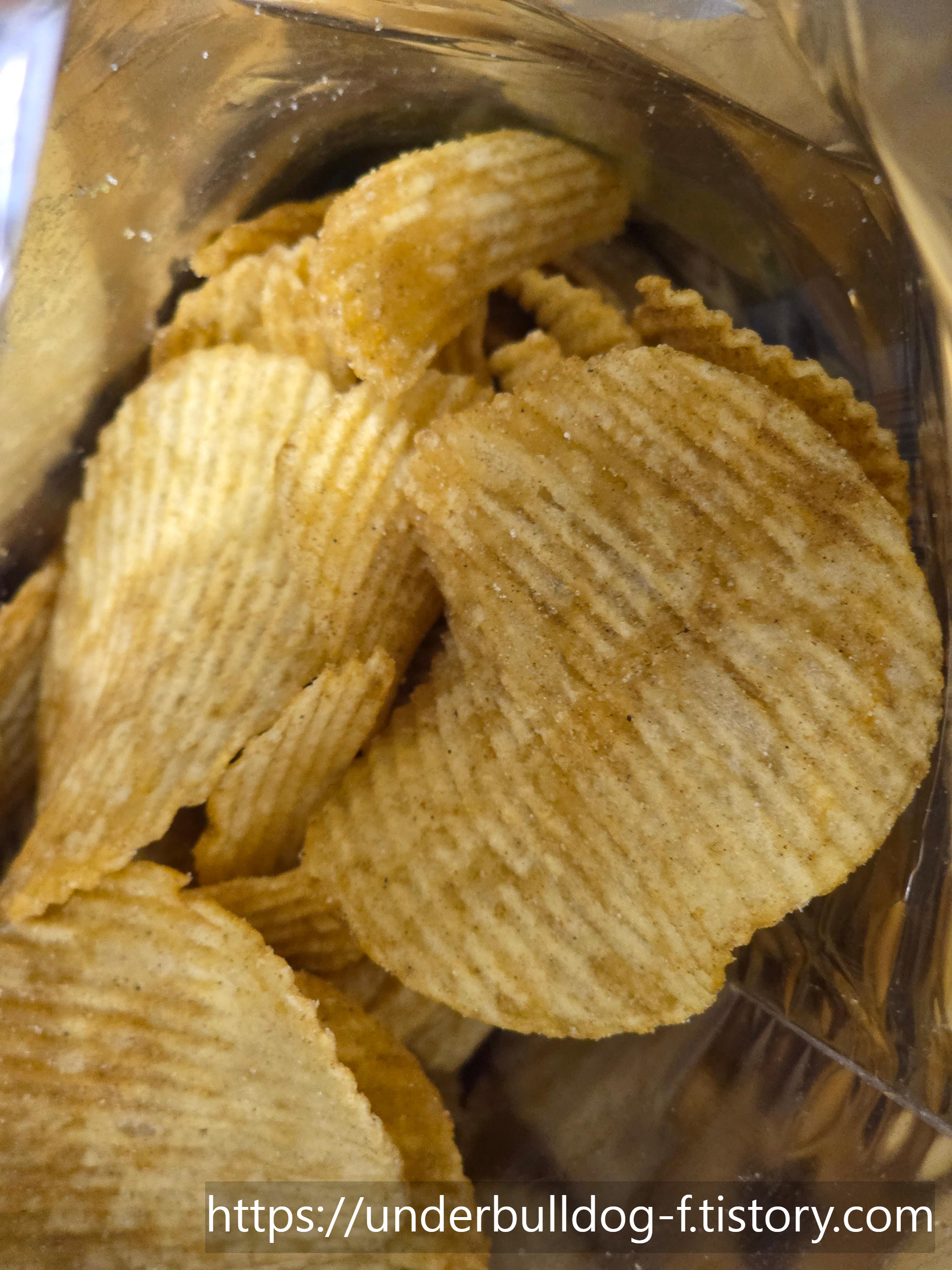 봉지 열자마자 간장치킨 향이 확 올라왔던 과자