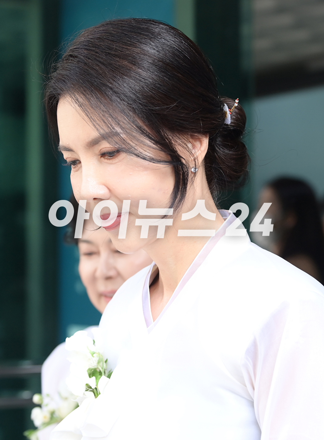 '한복 곱게 입은 안사돈들'백지연 전 앵커와 정몽원 HL그룹 회장의 부인 홍인화 씨가 2일 서울 종로구 도렴동 종교교회에서 열린 백 전 앵커의 외아들 강인찬 씨와 정몽원 회장의 차녀 정지수 씨의 결혼식을 앞두고 취재진들에게 감사 인사를 전하고 있다. [사진=정소희 기자]