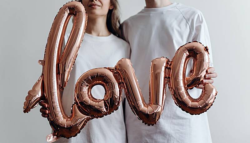 love-모양의-풍선을-들고있는-모습