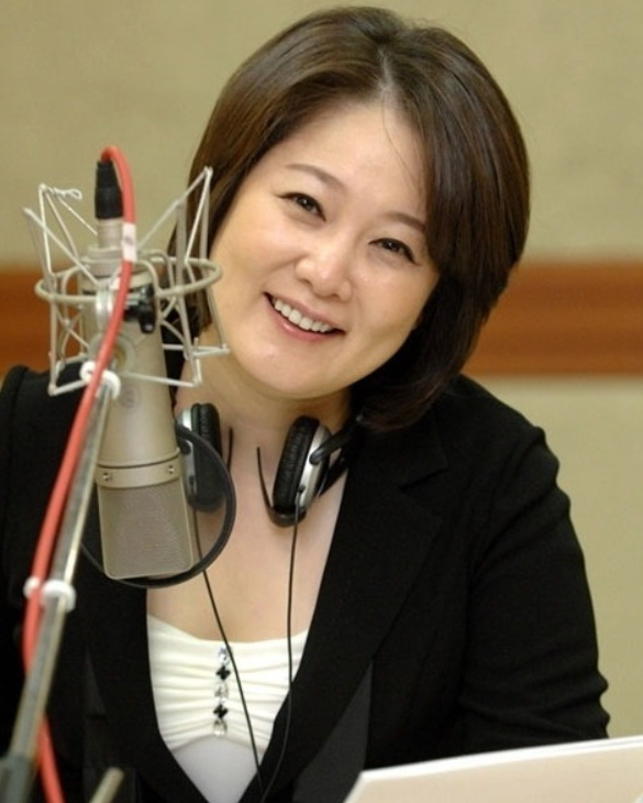 라디오 진행 중인 이금희│KBS FM &lsquo;사랑하기 좋은 날 이금희입니다&rsquo; 스튜디오 모습