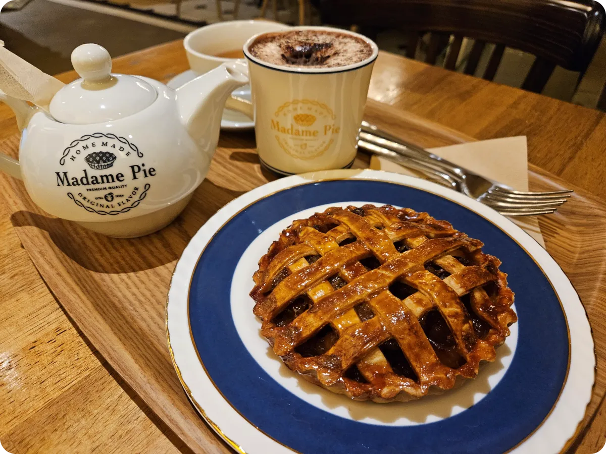 마담파이-대표-디저트-애플파이-티포트-핫초콜렛