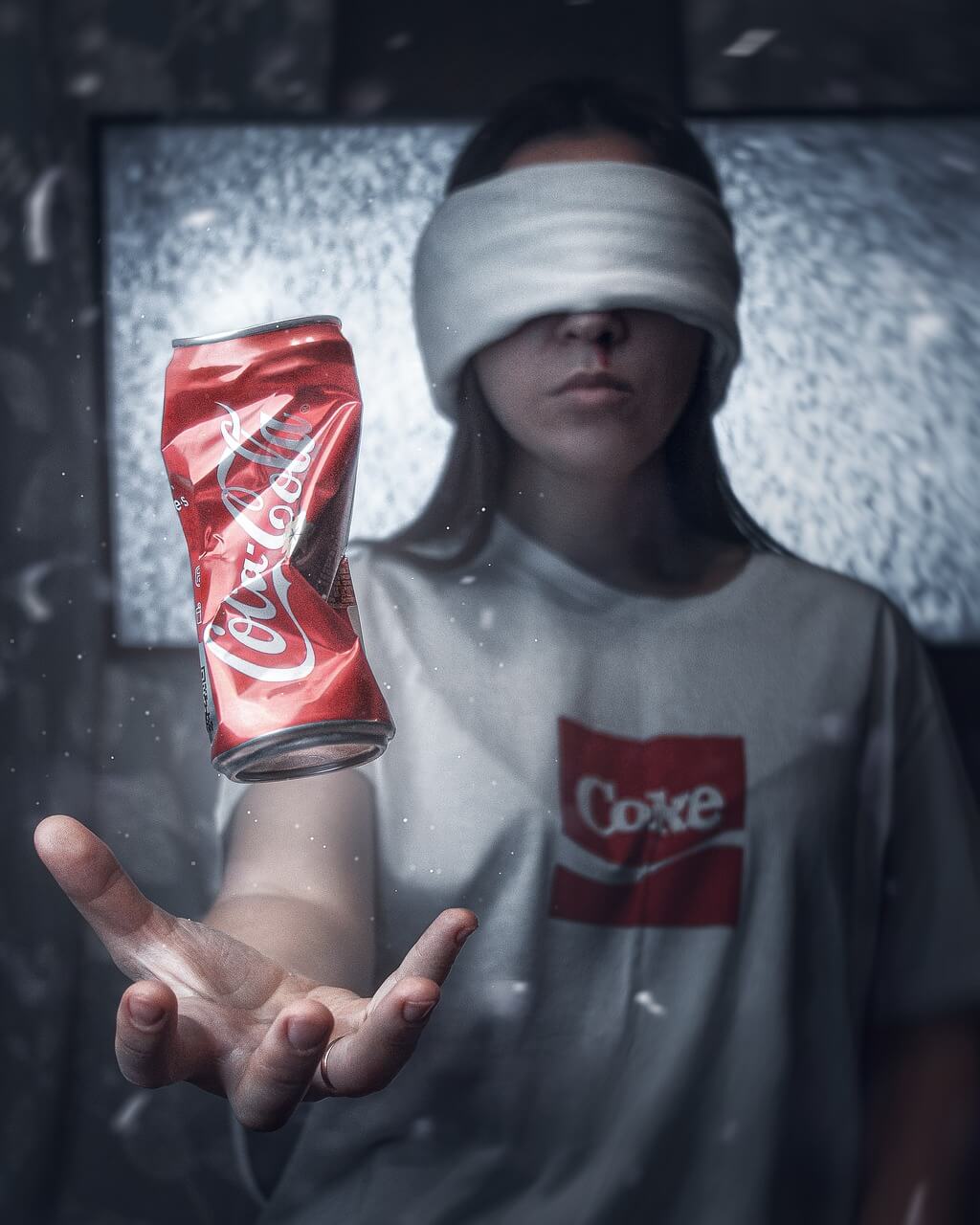 다이어트 콜라를 참는 여인