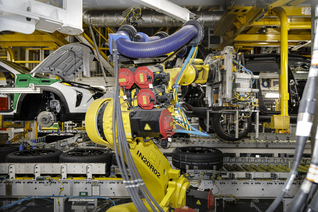 한국GM 창원공장 쉐보레 트랙스 크로스오버 수출 1위의 비결: 100% 자동화와 글로벌 허브 전략 분석