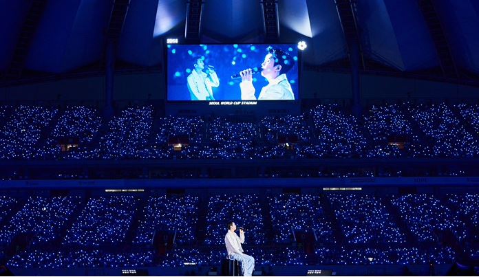 콘서트에서-앉아서-노래하는-임영웅