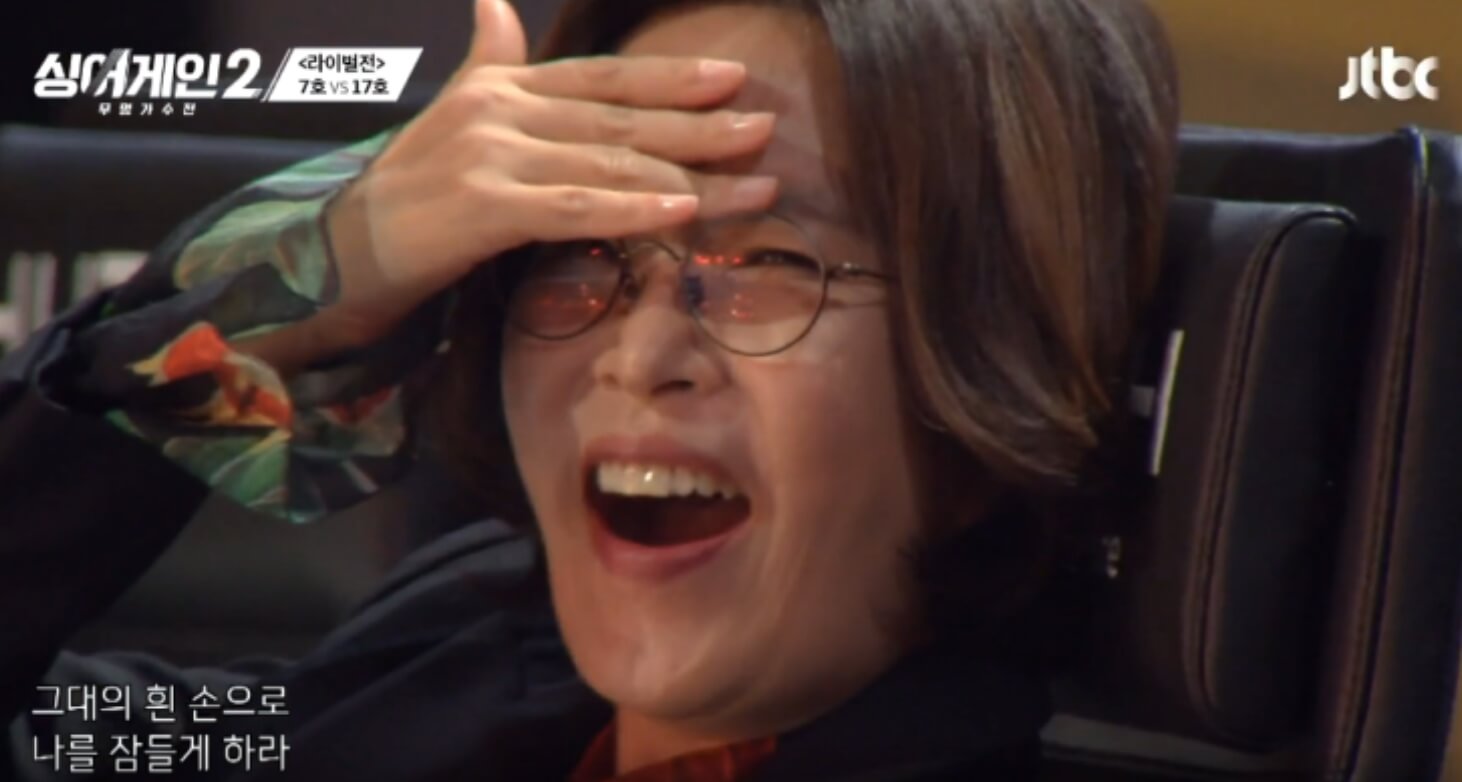 안경을쓴여성-웃고있는모습