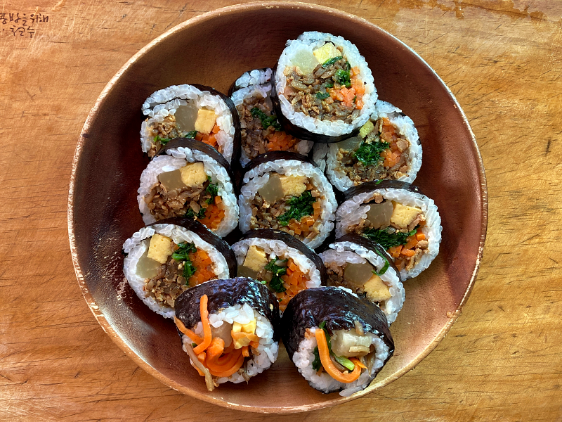 한입크기로 자른 김밥을 나무그릇에 담았다