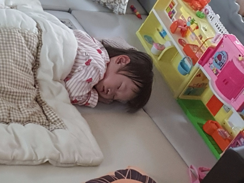 낮잠 거부하던 아이가 장난감 옆에서 잠든 모습