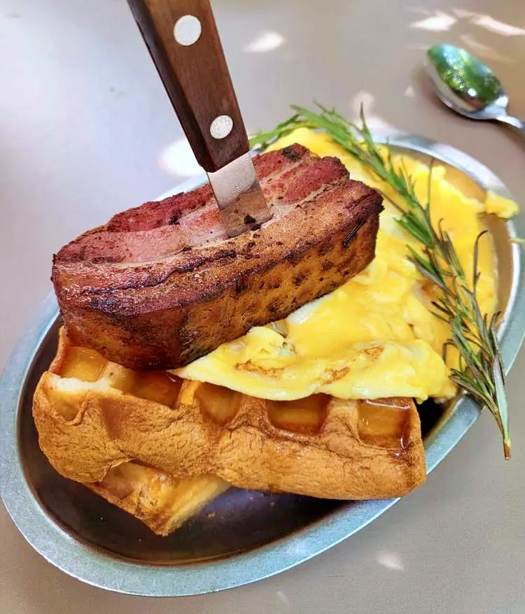 줄서는식당 통베이컨 단짠 조합 브리오슈 와플, 레몬 앤초비 오일파스타, 아보카도 치폴레 김치볶음밥 강남 압구정로데오 도산공원 맛집 추천 소개
