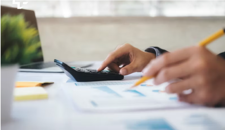 보험 상품 분석 중인 손 – 문서와 계산기를 활용한 재무 계획