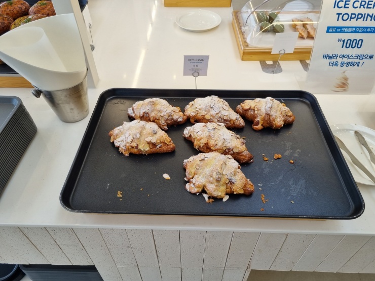 아몬드가-가득한-크로와상-5000원