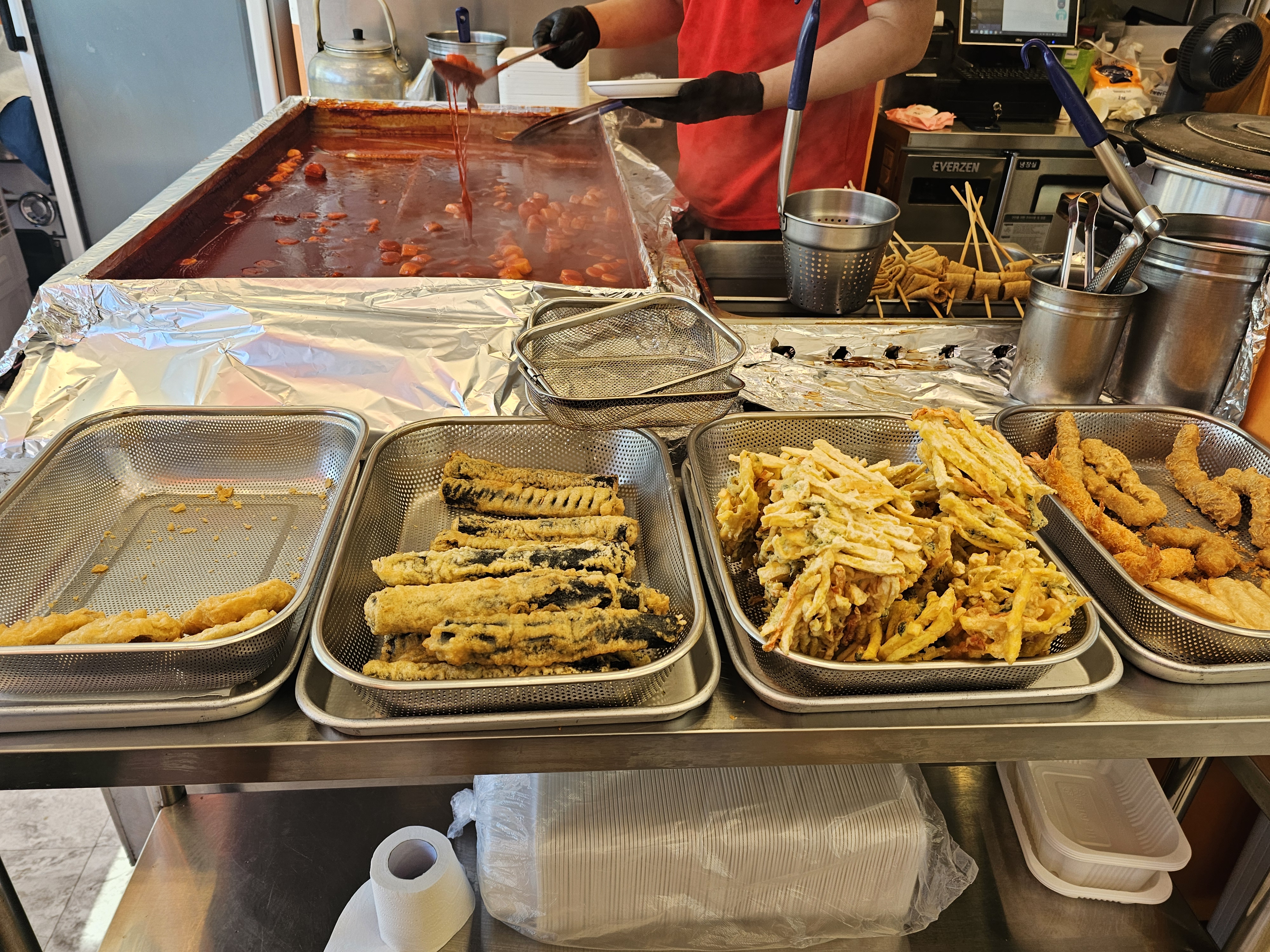 대왕 판 떡볶이 송도 본점 판 떡볶이와 튀김 네 종류