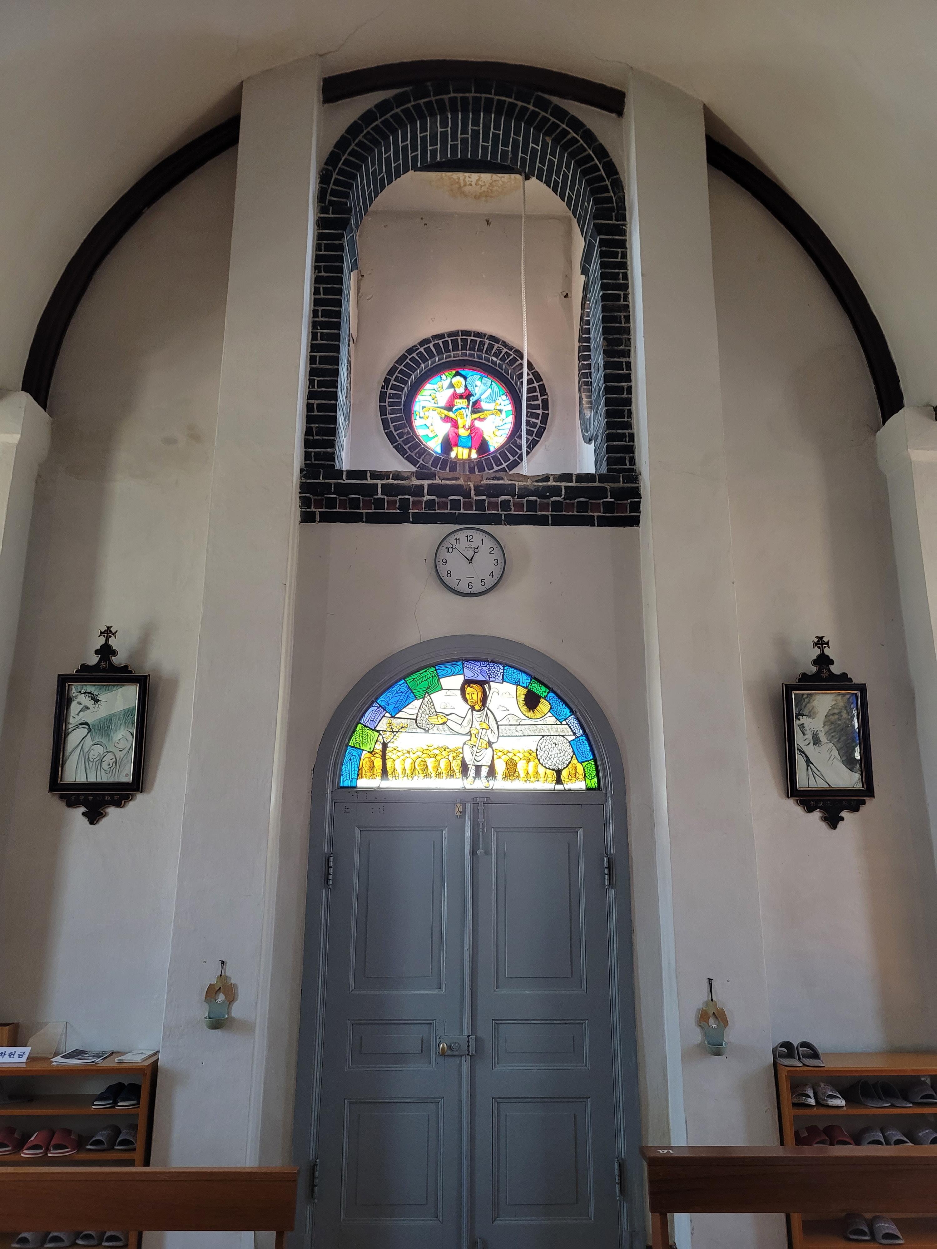 가실성당 나무 스테인드글라스 창