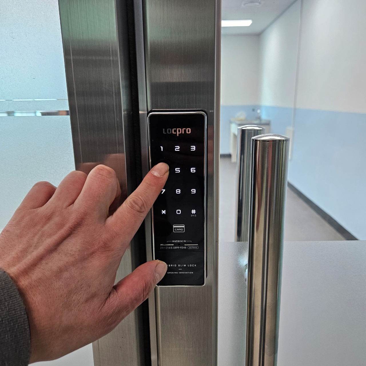 학교 교사실 손 끼임 방지 세이프 도어 샤시문 도어락 디지털 전자 번호키 설치