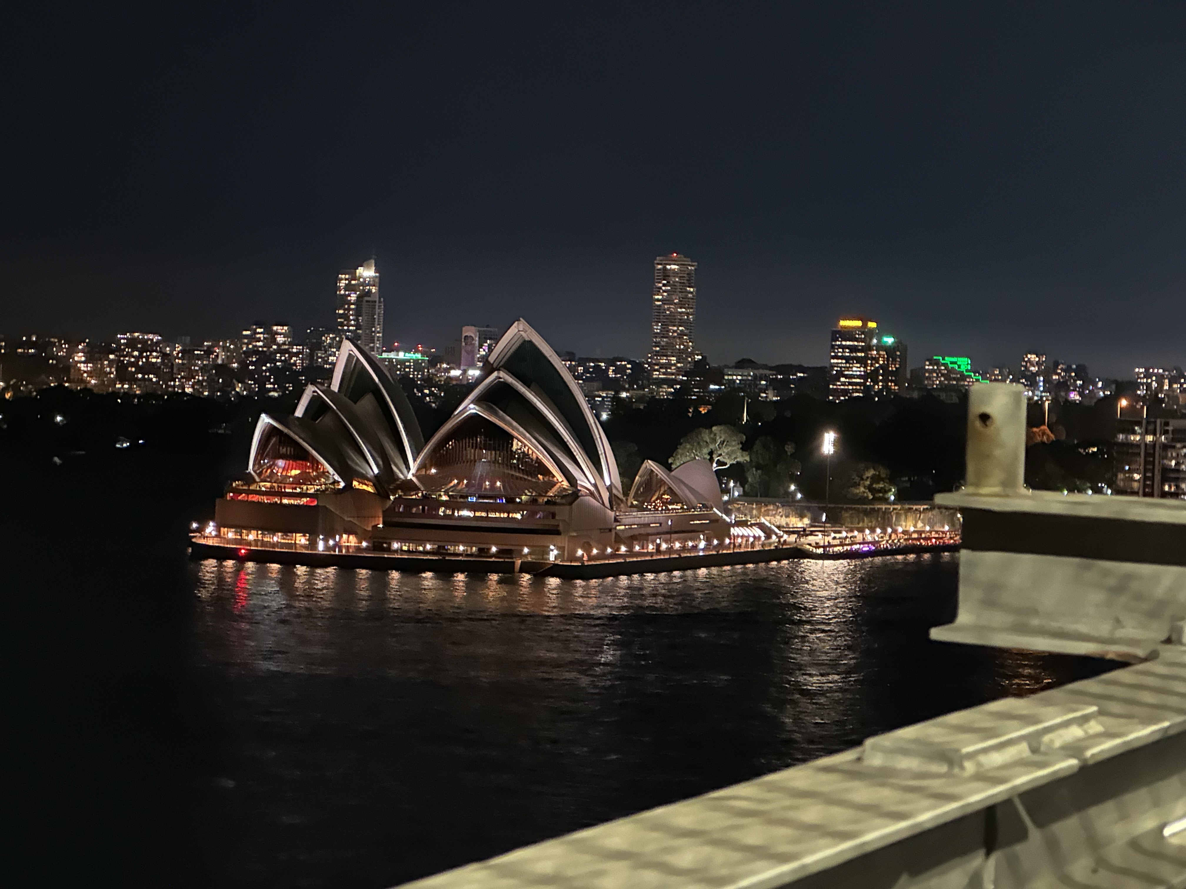 시드니 오페라하우스의 낮과 밤