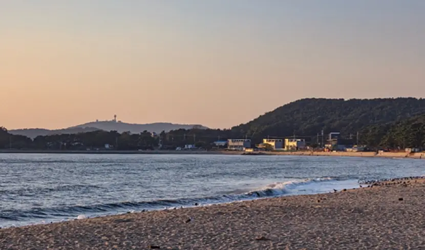 겨울방학 국내 여행지-
붉은 하늘 빛 초롯 섬앞 푸른 파도가 치는 바다