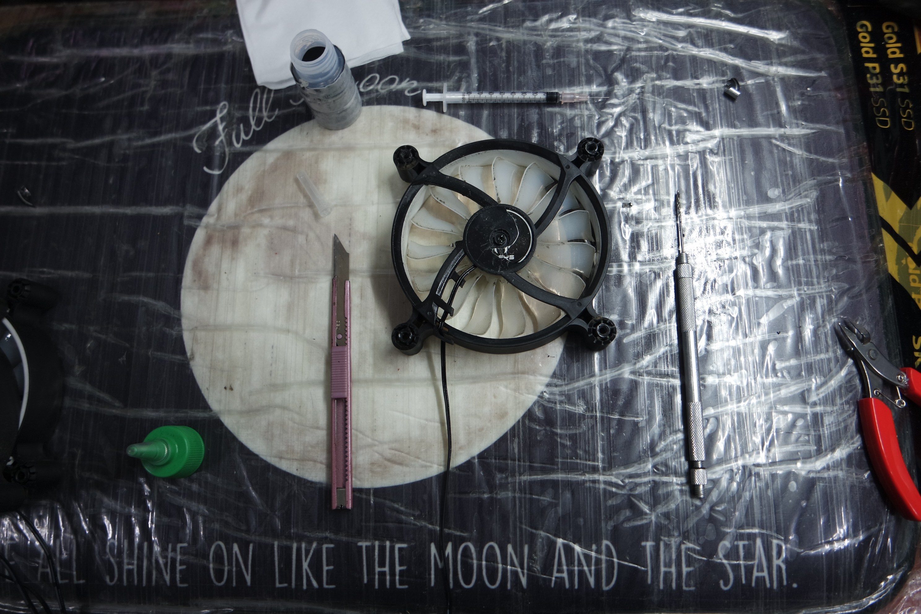 손 드릴로 구멍을 뚫었습니다.