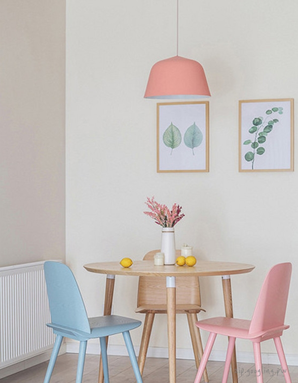 파스텔-색상의-원형테이블과-의자