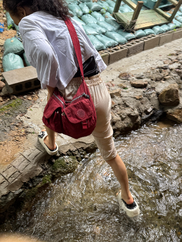 차로 이동중에 물이 너무 차가워서 다른 길로 가는 찬솔이 외할머니