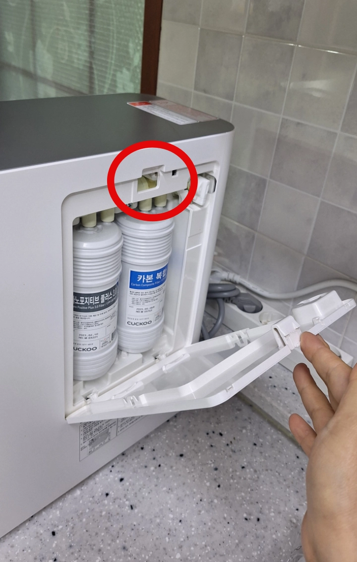 쿠쿠정수기-필터-도어-열기