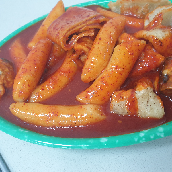 점성있는 떡볶이 국물에 떡과 어묵 그리고 각종 튀김들이 버무러져 있다.