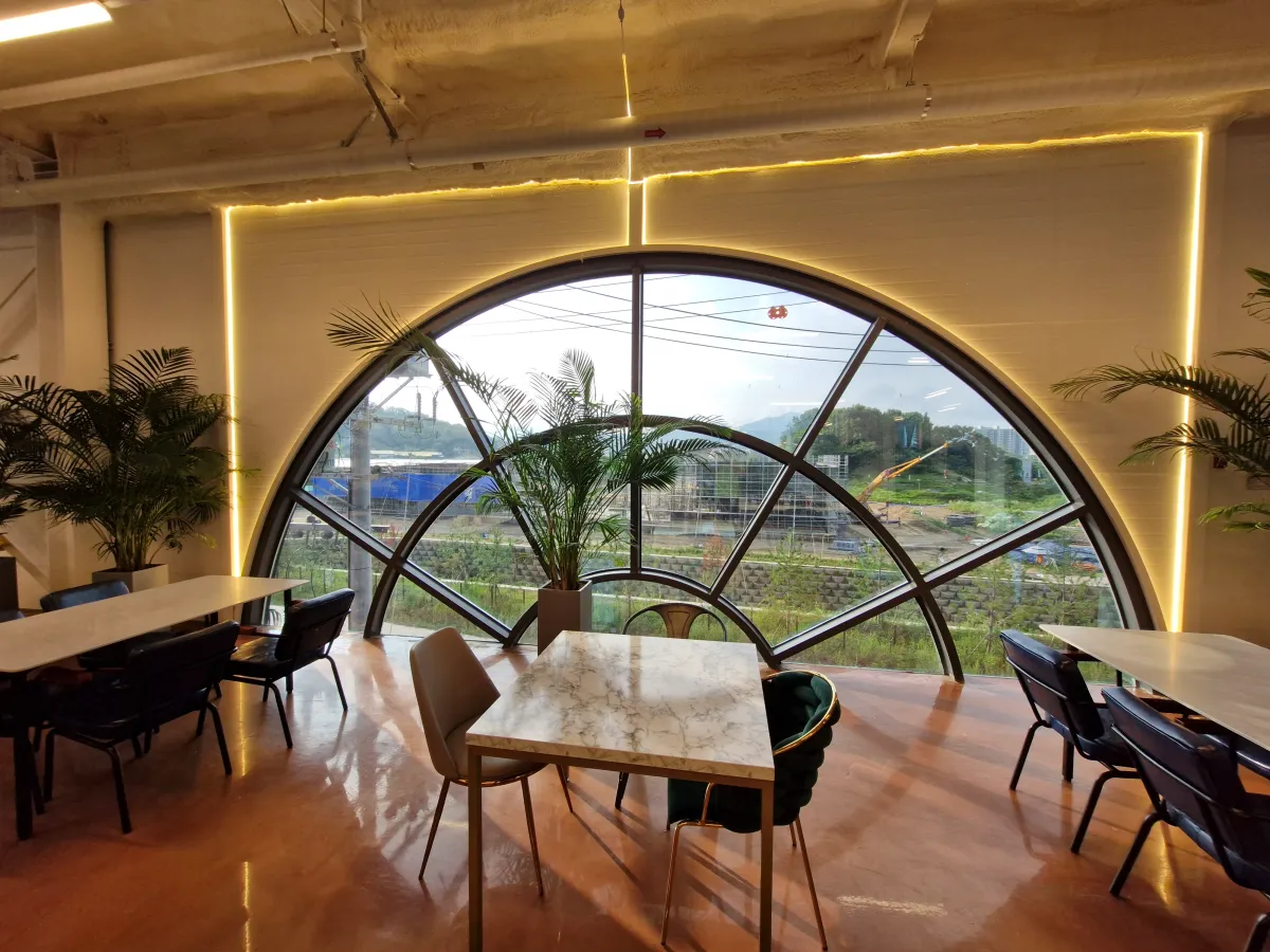 통창-앞에-위치한-책상과-의자