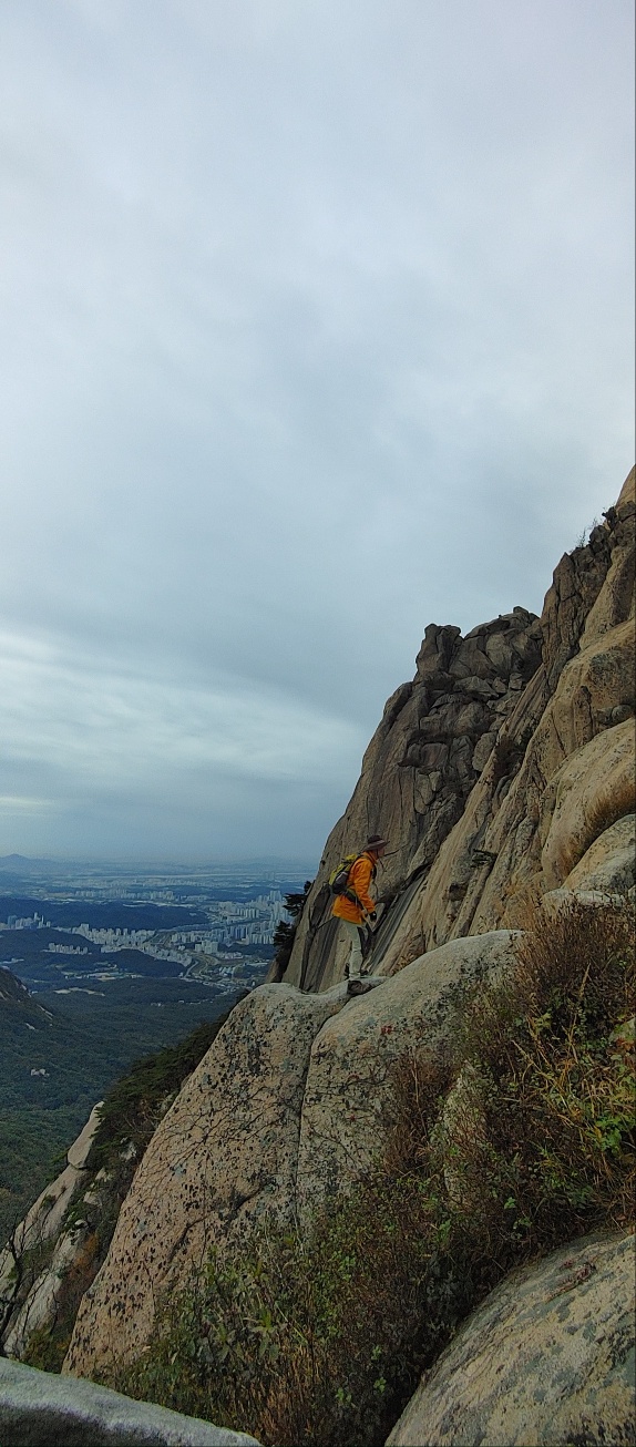 북한산-백운대-가는-경사-심한-암벽-길