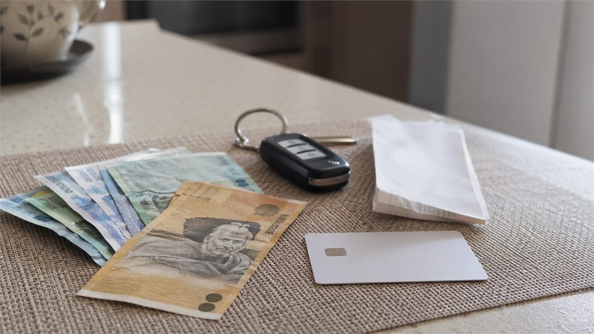 카드와 현금성 생활비 소품을 함께 놓고 지급수단을 떠올리게 하는 장면 