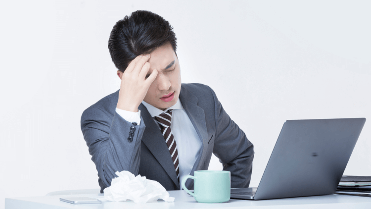 갑작스럽게-두통-호소하는-사람